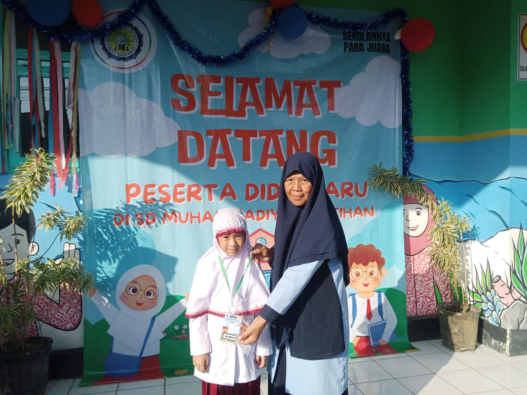 Simbolisasi pengalungan name tag siswa